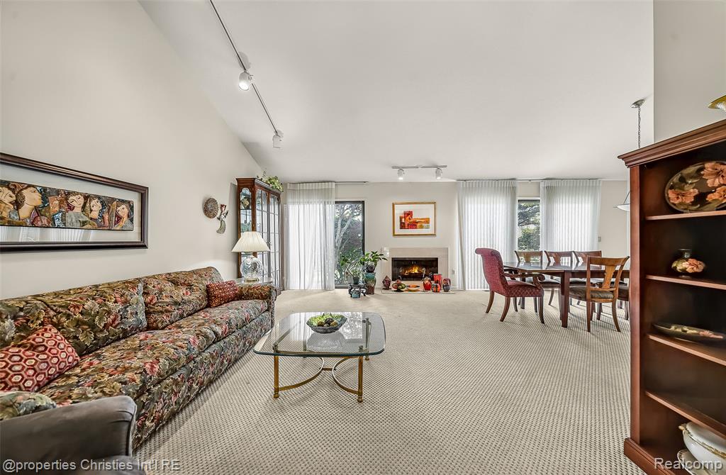 7569 Danbury Circle, West Bloomfield, MI — Photo 10