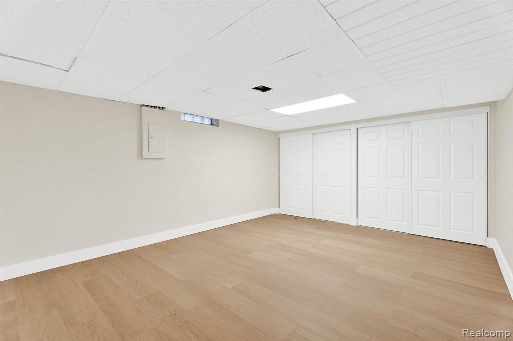 915 James K Boulevard, Pontiac, MI 48341 — Photo 35
