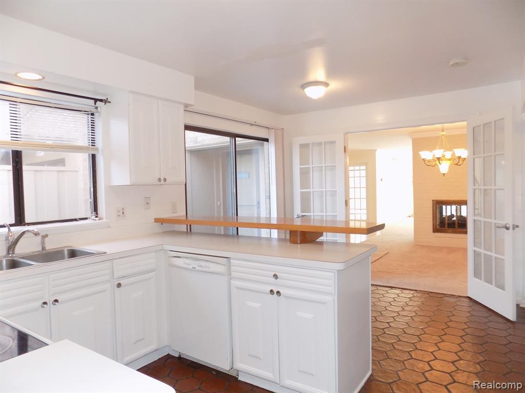 7158 PEBBLE PARK Drive, West Bloomfield, MI — Photo 18