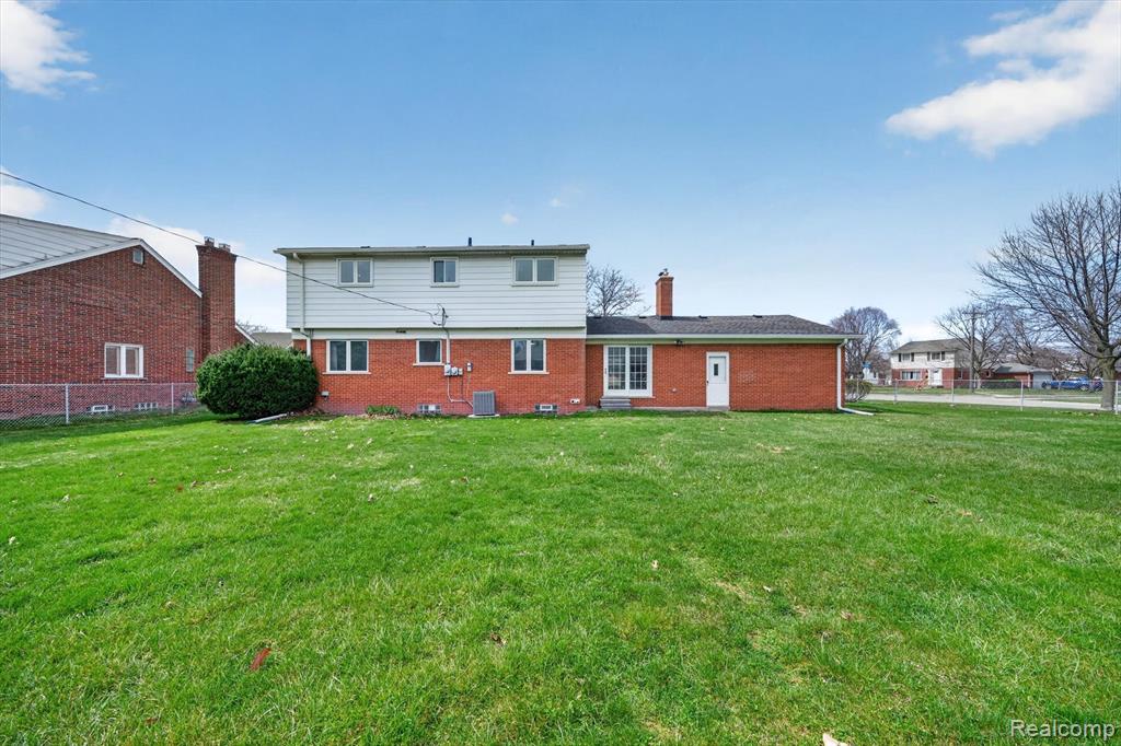 21520 Goethe Ave, Grosse Pointe Woods, MI 48236 — Photo 29