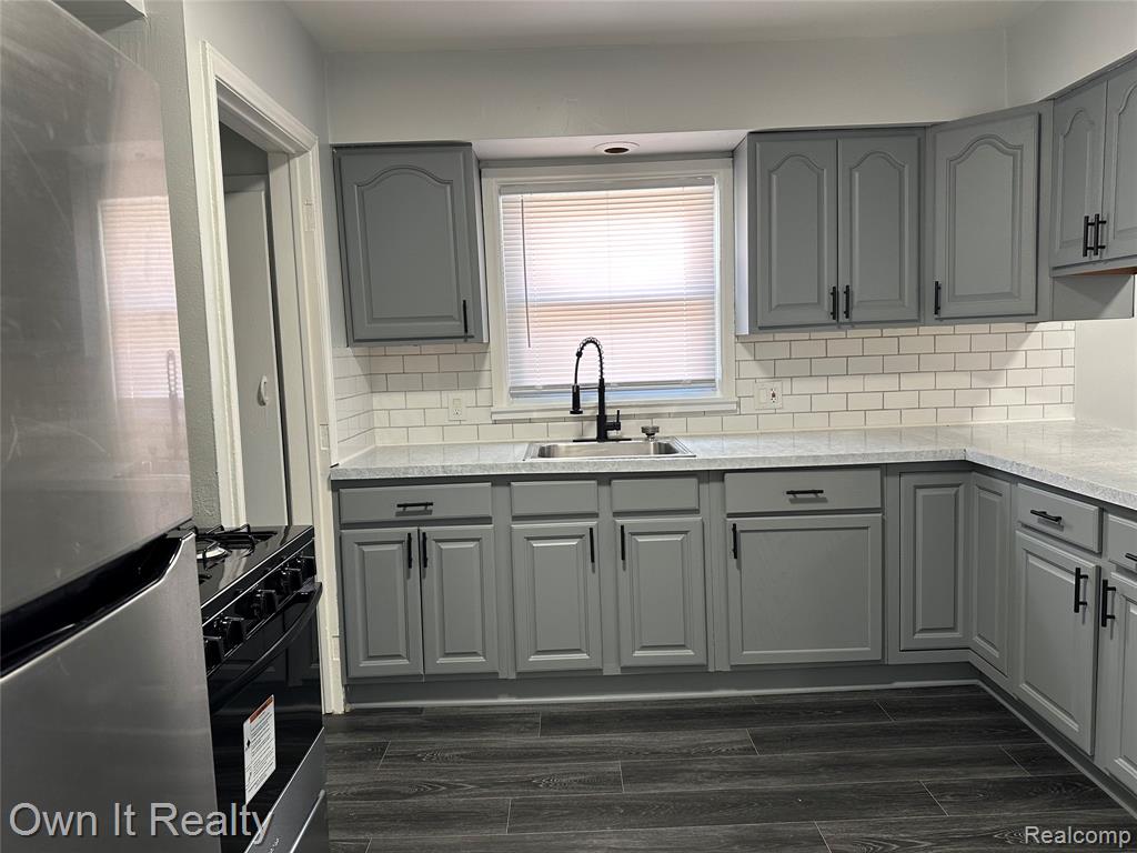 8243 Riverview Street, Dearborn Heights, MI 48127 — Photo 7
