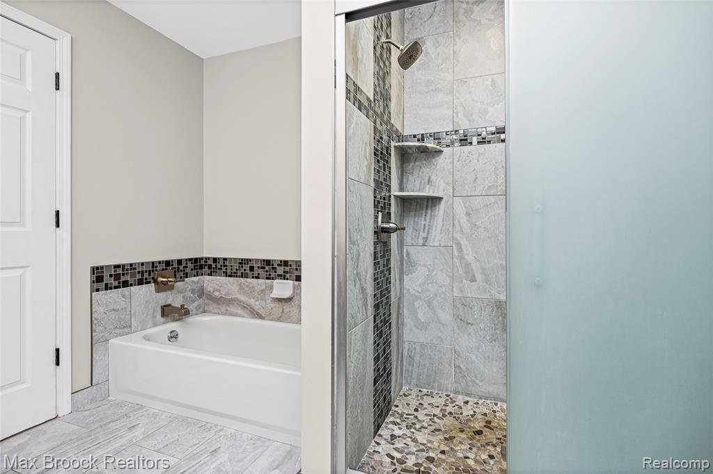 6664 Apple Blossom Trail, West Bloomfield, MI — Photo 54