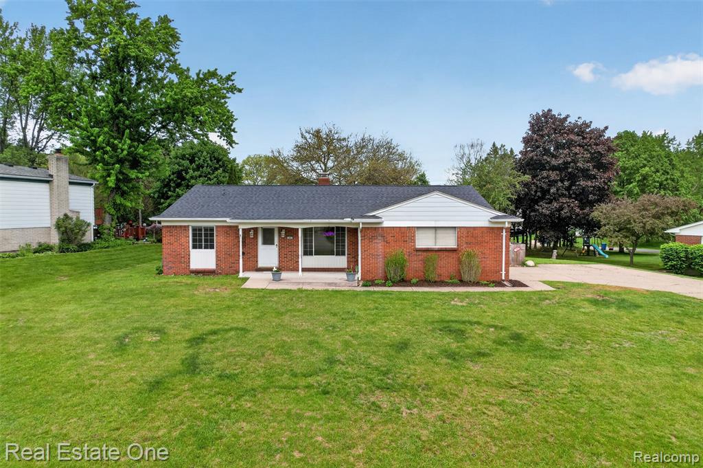 2802 Costa Mesa Road, Waterford, MI 48329 — front exterior