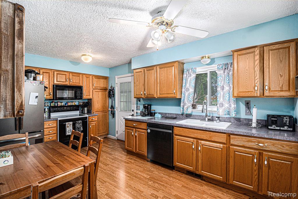 5524 Aylesbury Drive, Waterford, MI 48327 — Photo 8