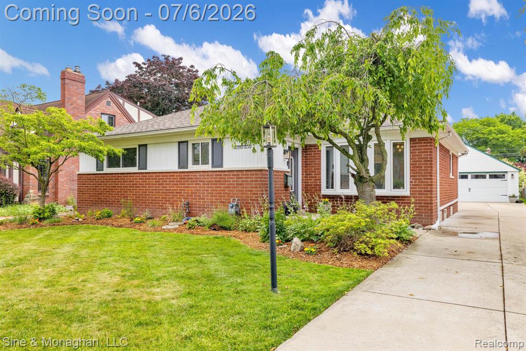 977 ROSLYN Road, Grosse Pointe Woods, MI 48236 — Photo 2