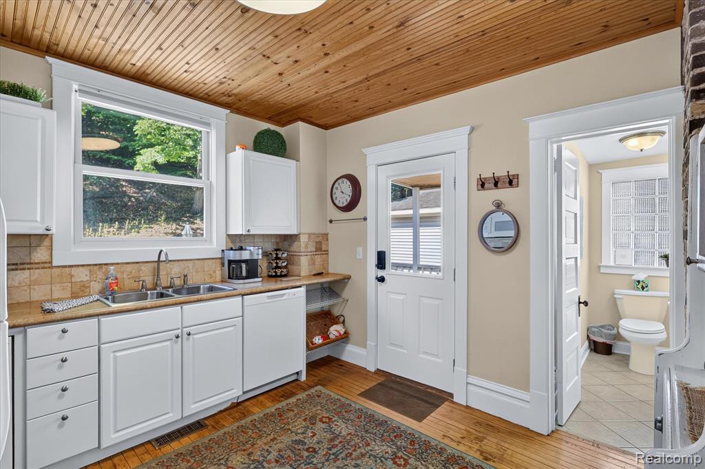 398 Howard Avenue, Grand Haven, MI 49417 — Photo 12