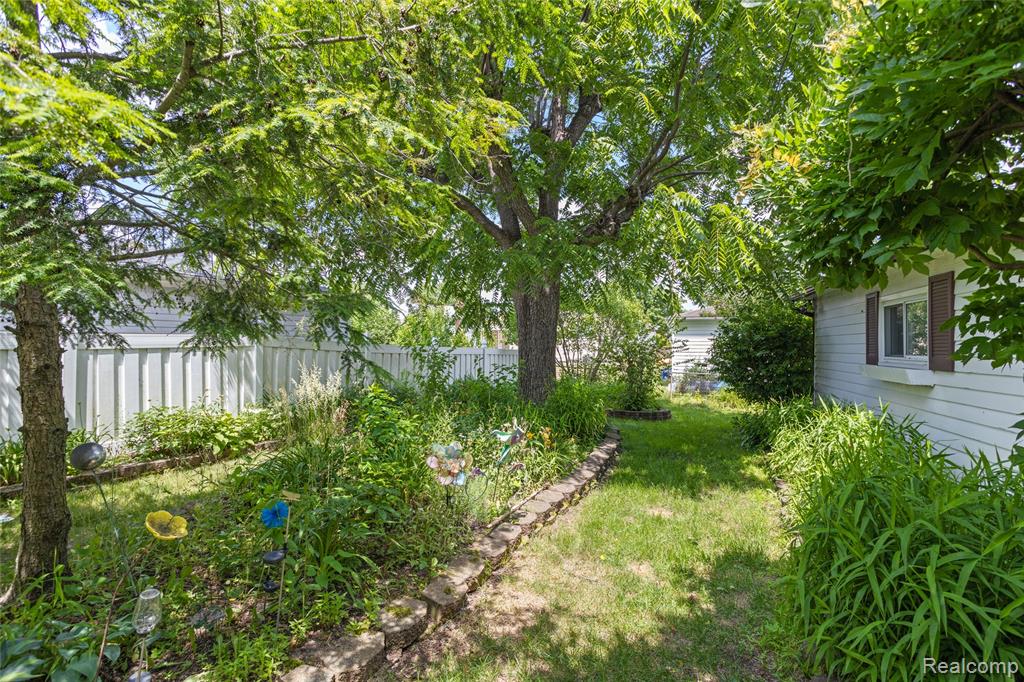 31792 Lafler Drive, Rockwood, MI — Photo 4