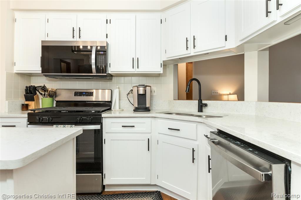 47192 Sanborn Drive, Macomb, MI 48044 — Photo 11