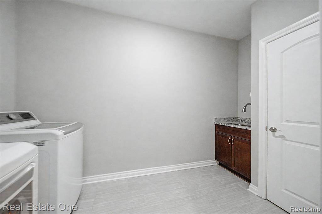 8370 Grist Mill Drive, Fenton, MI 48430 — Photo 27