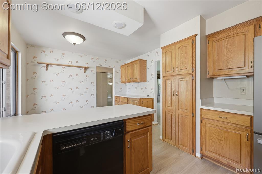 640 Longfellow Drive, Troy, MI 48085 — Photo 16