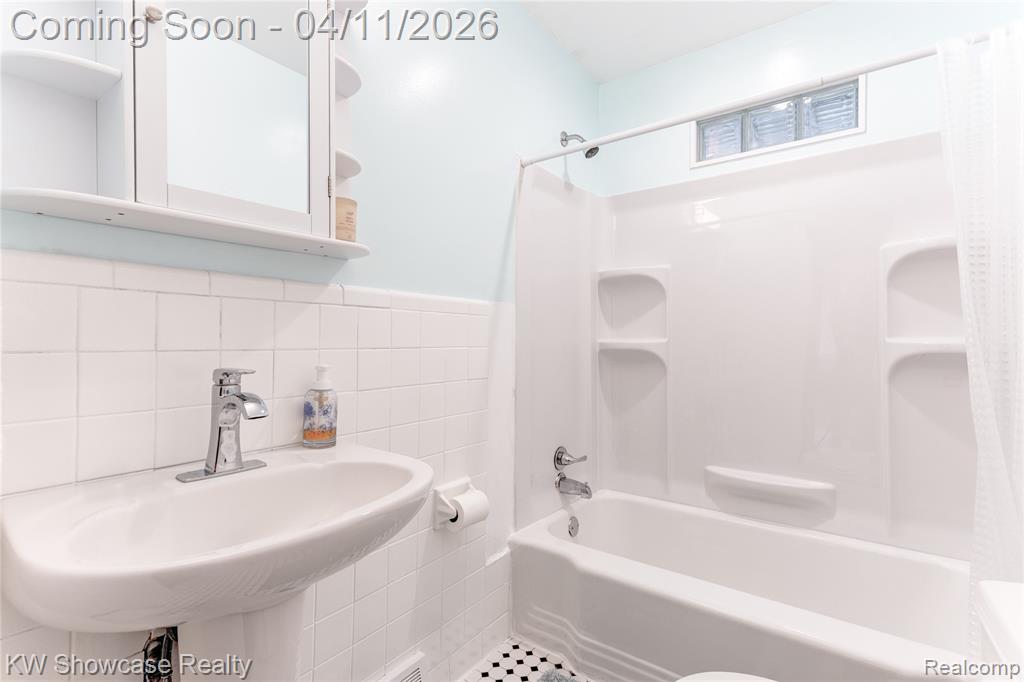 23033 Hawthorne Street, Farmington, MI 48336 — Photo 9
