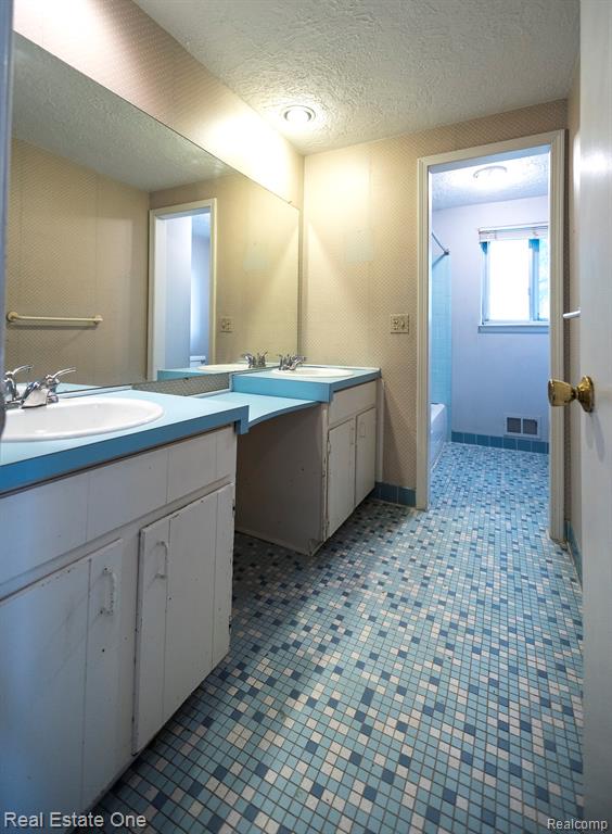 4259 Pinecroft Court, West Bloomfield, MI — Photo 15