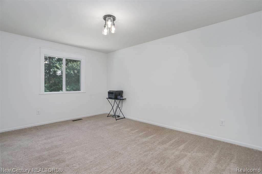 6496 Skylar Lane, Waterford, MI 48327 — Photo 16