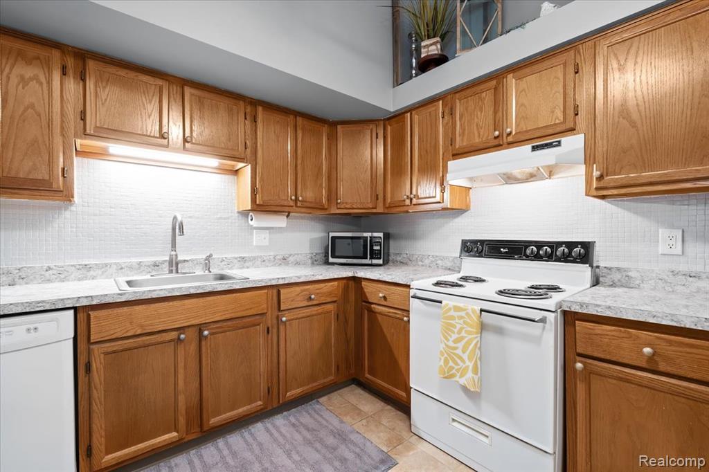 61260 Greenwood Drive, 80, South Lyon, MI 48178 — Photo 10