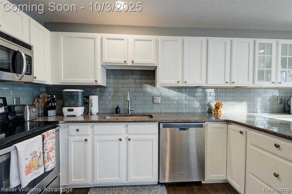 988 Calpernia, Wixom, MI 48393 — Photo 13