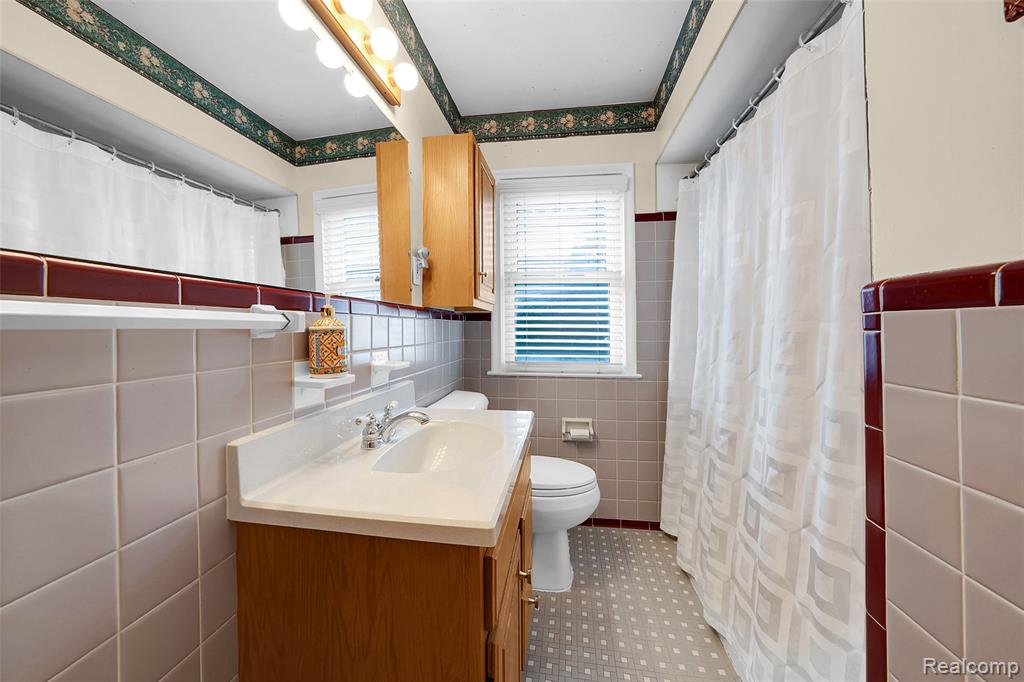 15560 CHARLES R AVE, Eastpointe, MI 48021 — Photo 14