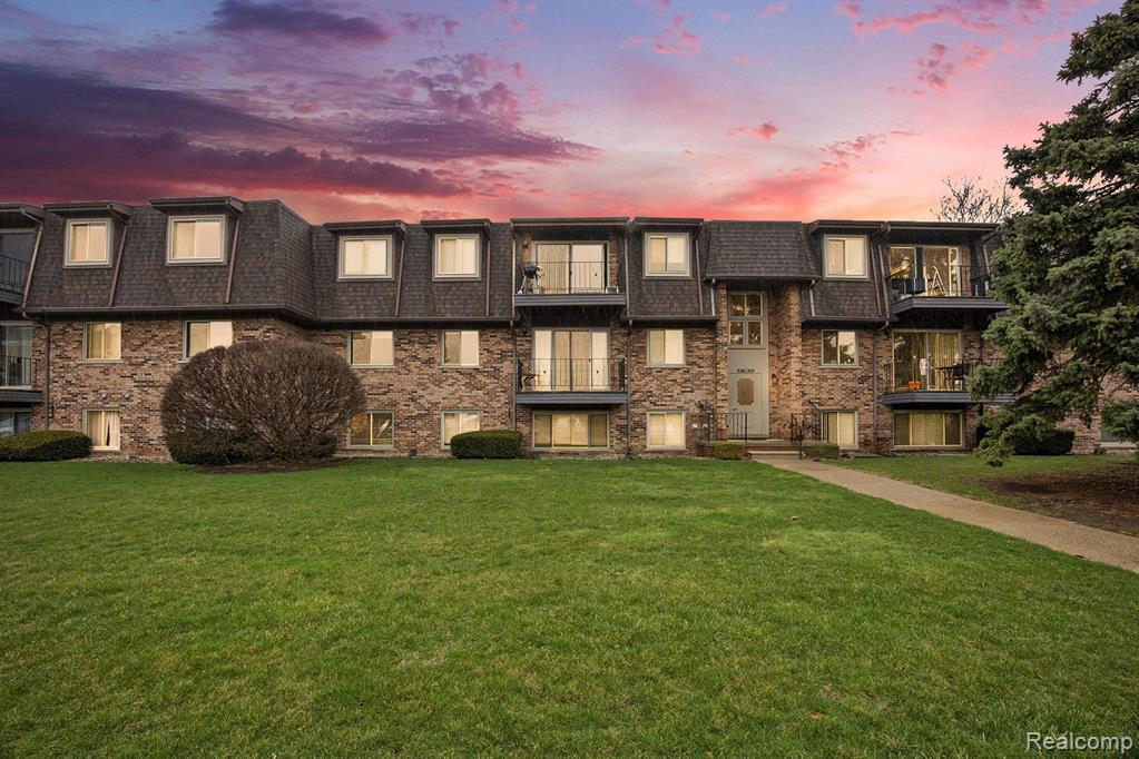406 RIVIERA Drive, Saint Clair Shores, MI 48080 — Photo 2