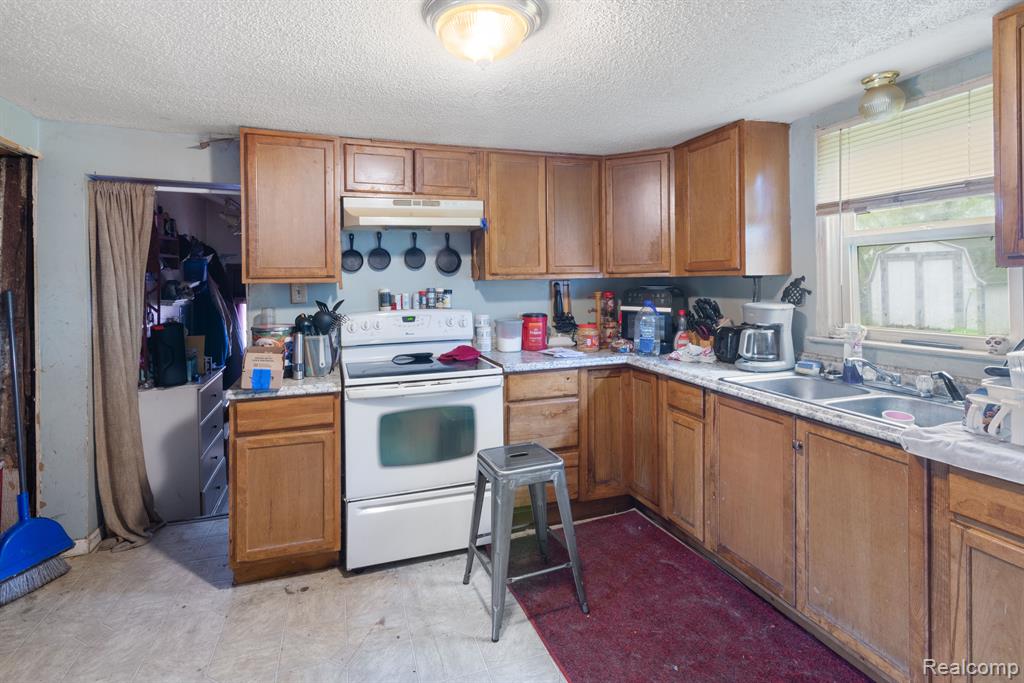 659 N VAN DYKE Road, Imlay City, MI 48444 — Photo 10