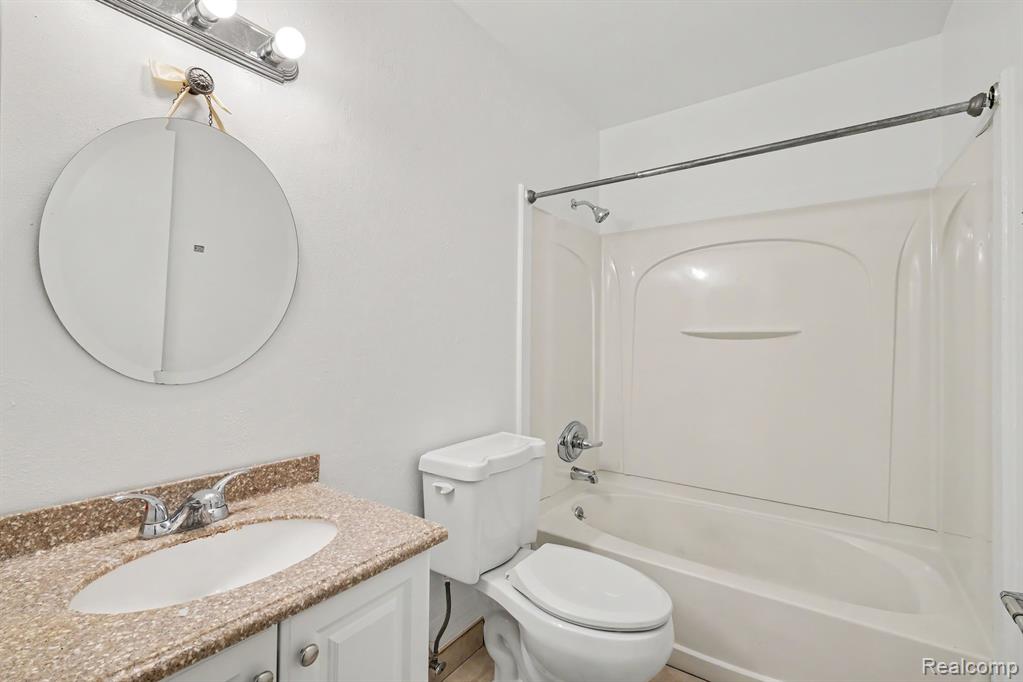 2056 Walden Court, Flint, MI 48532 — Photo 12