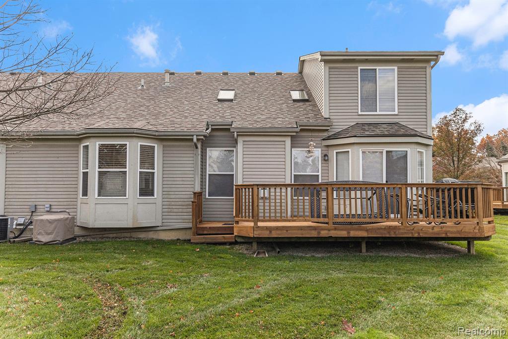648 WOODHAVEN Drive, Commerce Twp, MI 48390 — Photo 30