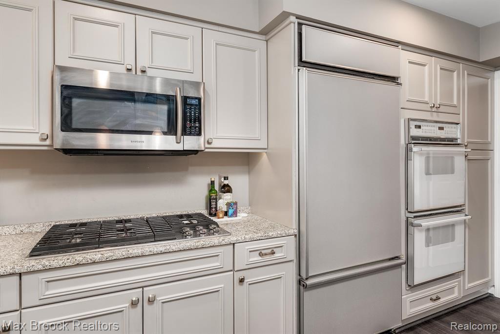 684 Deauville Lane, Bloomfield Hills, MI 48304 — Photo 21