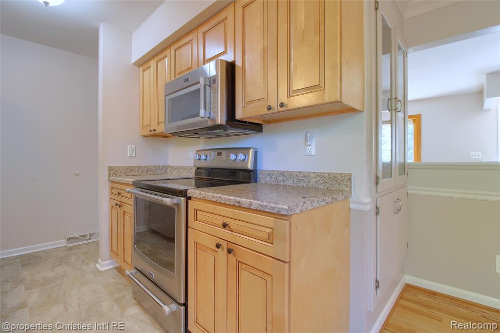 565 Center Ridge, South Lyon, MI 48178 — Photo 11