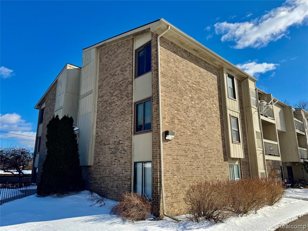 30515 FOURTEEN MILE, 37, Farmington, MI 48334 — Photo 2