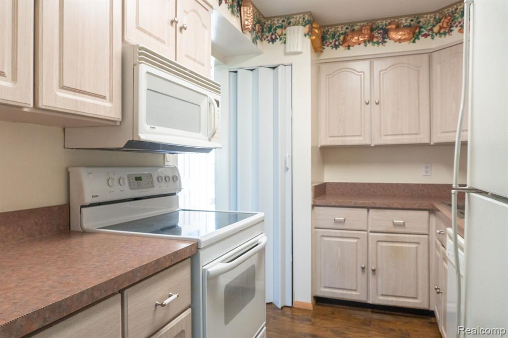 8362 LAKEVIEW Drive, Ypsilanti, MI 48198 — Photo 11