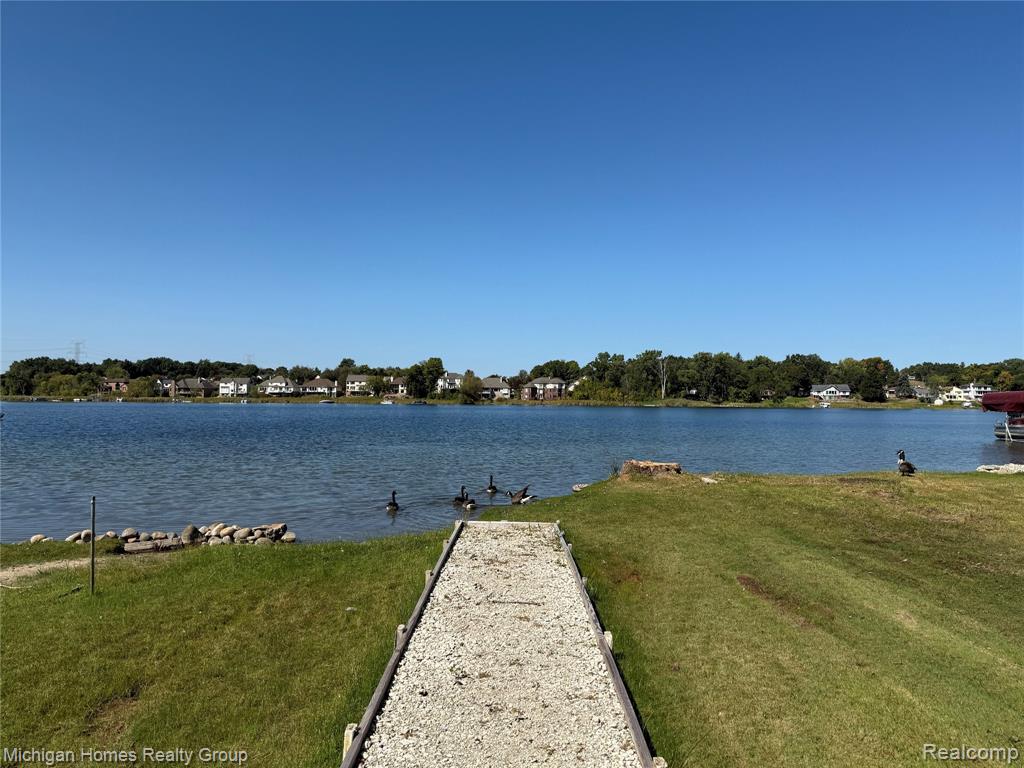 2910 LOON Drive, Wixom, MI 48393 — Photo 4