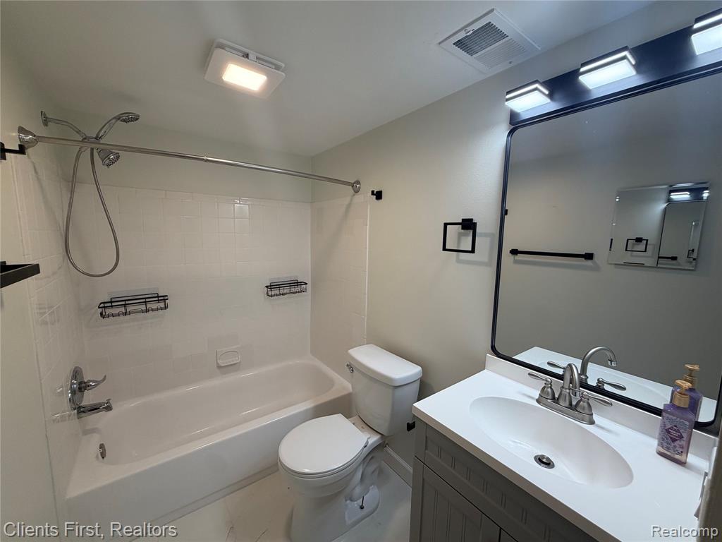 204 Princeton Drive, South Lyon, MI 48178 — Photo 25