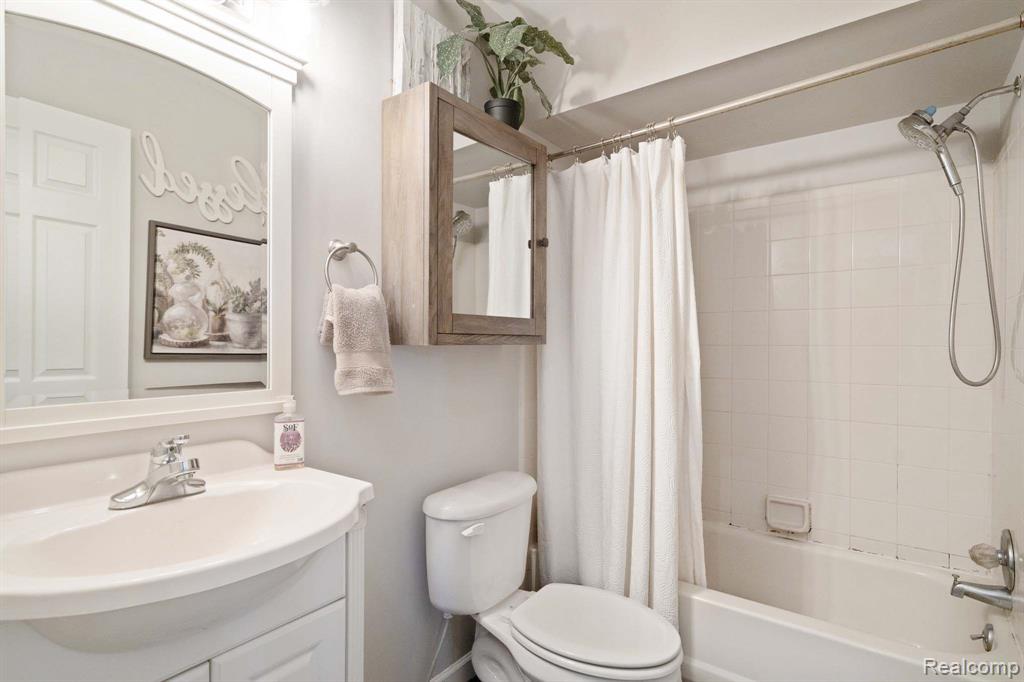 2798 Davison Avenue, Auburn Hills, MI 48326 — Photo 17