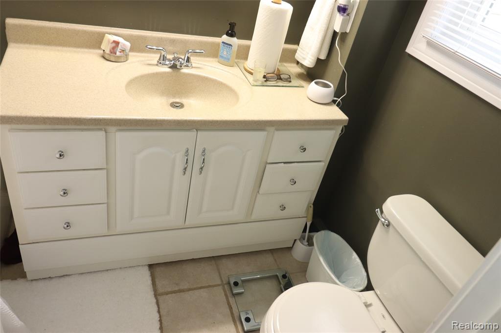 806 Estrada Drive, Belleville, MI 48111 — Photo 12