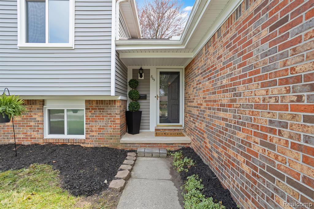 805 ABBEY Lane, Milford, MI 48381 — Photo 3