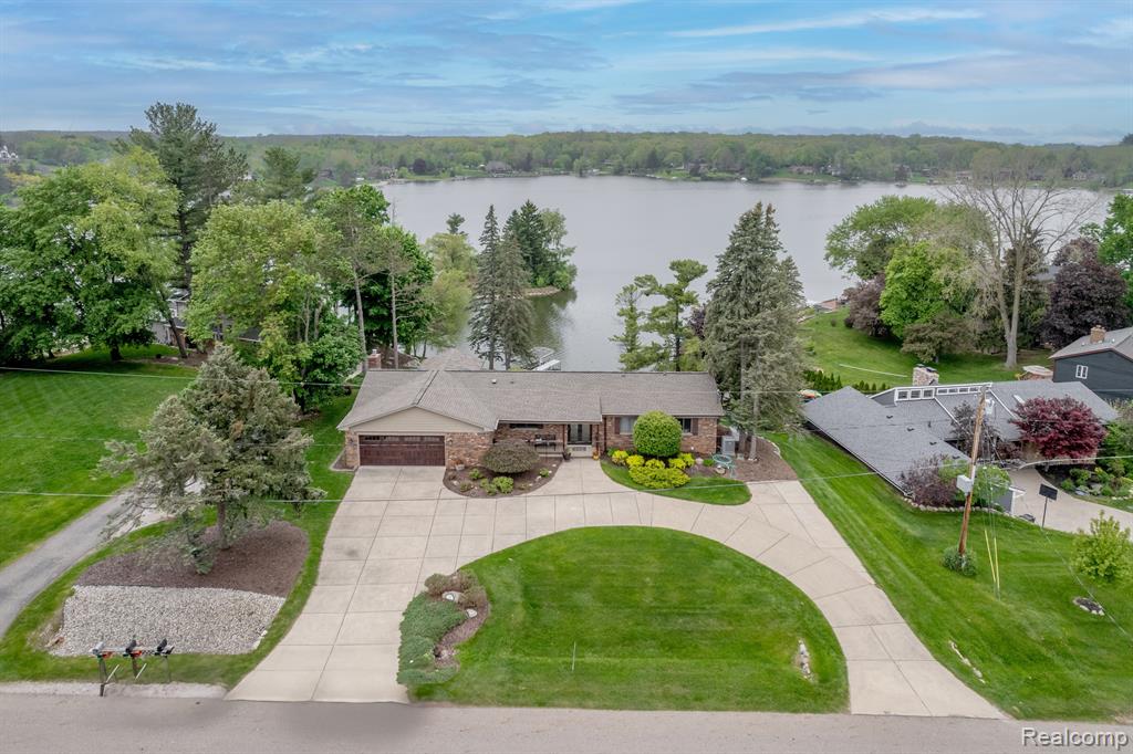 7488 DRIFTWOOD Drive, Fenton, MI 48430 — Photo 2