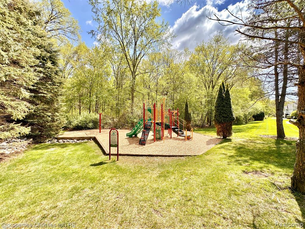 4235 BERKSHIRE Drive, Sterling Heights, MI 48314 — Photo 31