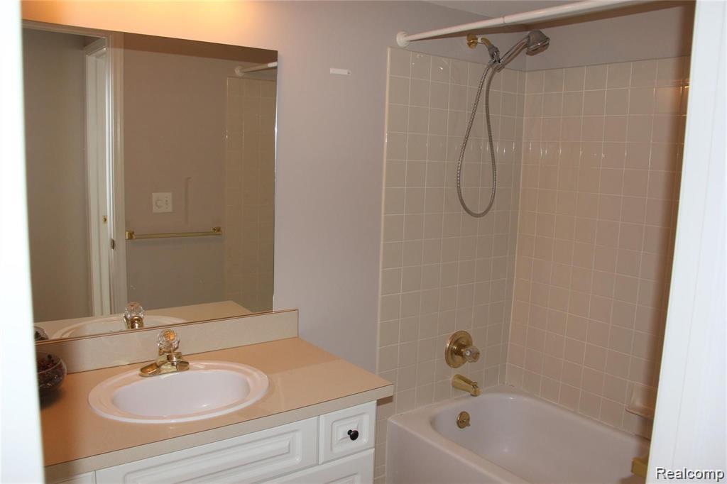 4428 Berkshire Dr, Sterling Heights, MI 48314 — Photo 13