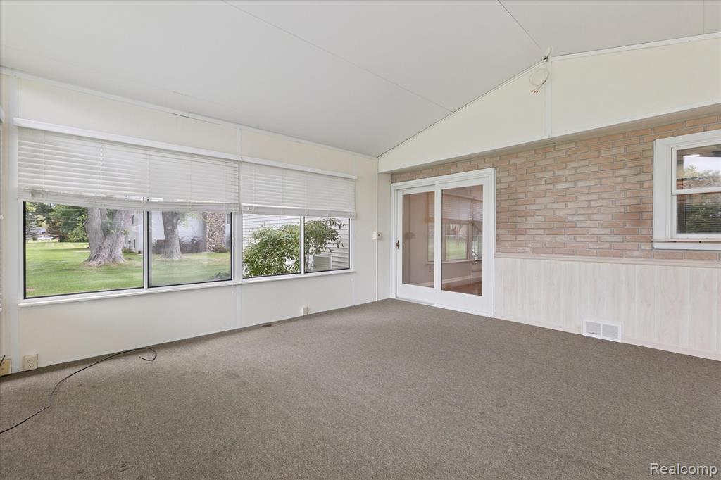 6233 Golfview Drive, Burton, MI 48509 — Photo 21