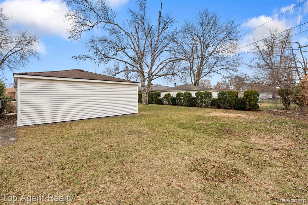 9001 Shannon Drive, Sterling Heights, MI 48314 — Photo 29