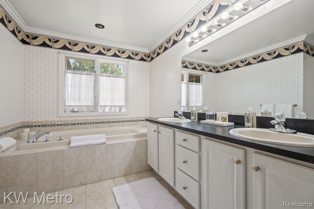 3953 Lake Forest Drive, Sterling Heights, MI 48314 — Photo 19