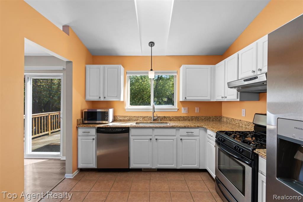 5675 Millpointe Drive, Waterford, MI 48327 — Photo 12