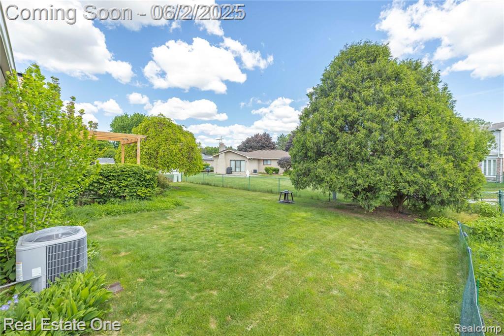 40252 Kraft Drive, Sterling Heights, MI 48310 — Photo 34