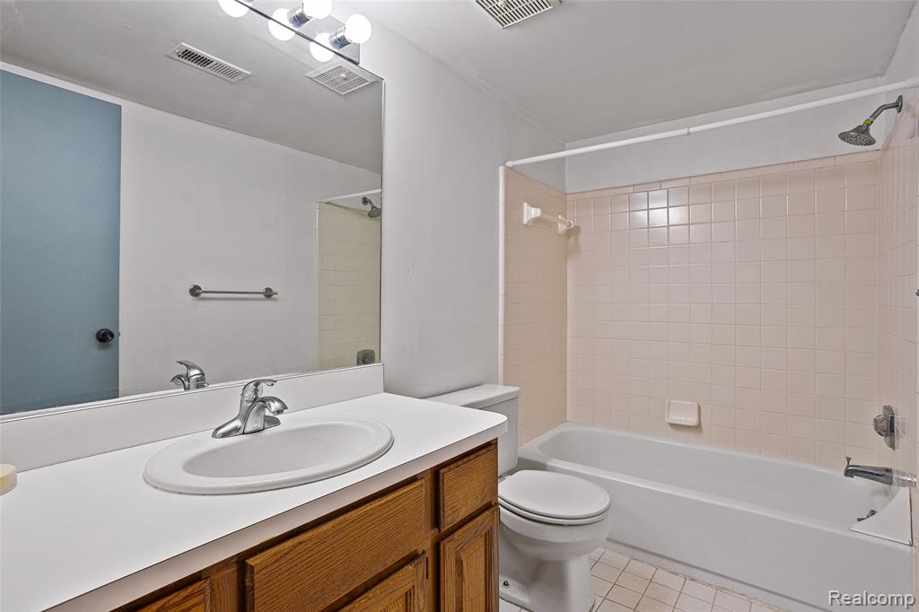 7147 Elmhurst, West Bloomfield, MI — Photo 13
