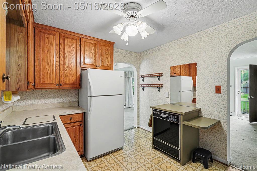 5850 Eldridge Drive, Waterford, MI 48327 — Photo 11