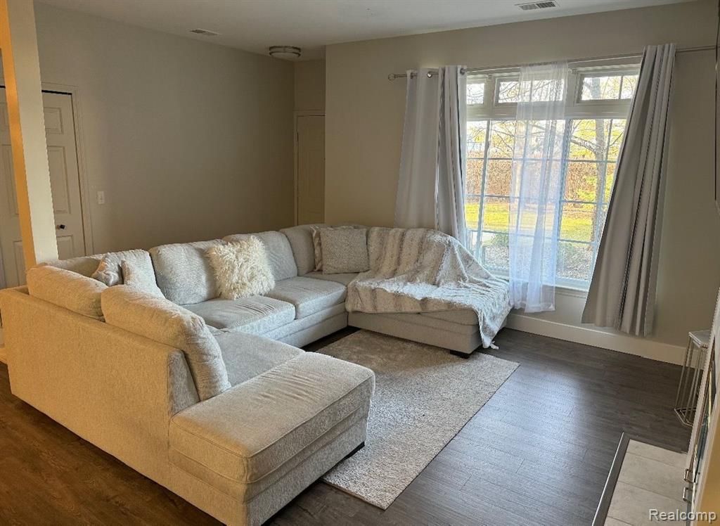 5733 TWIN OAKS Drive, Sterling Heights, MI 48314 — Photo 2