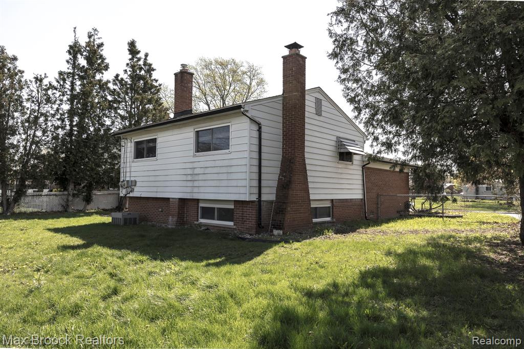 4829 WOLGAST Drive, Warren, MI 48092 — Photo 43