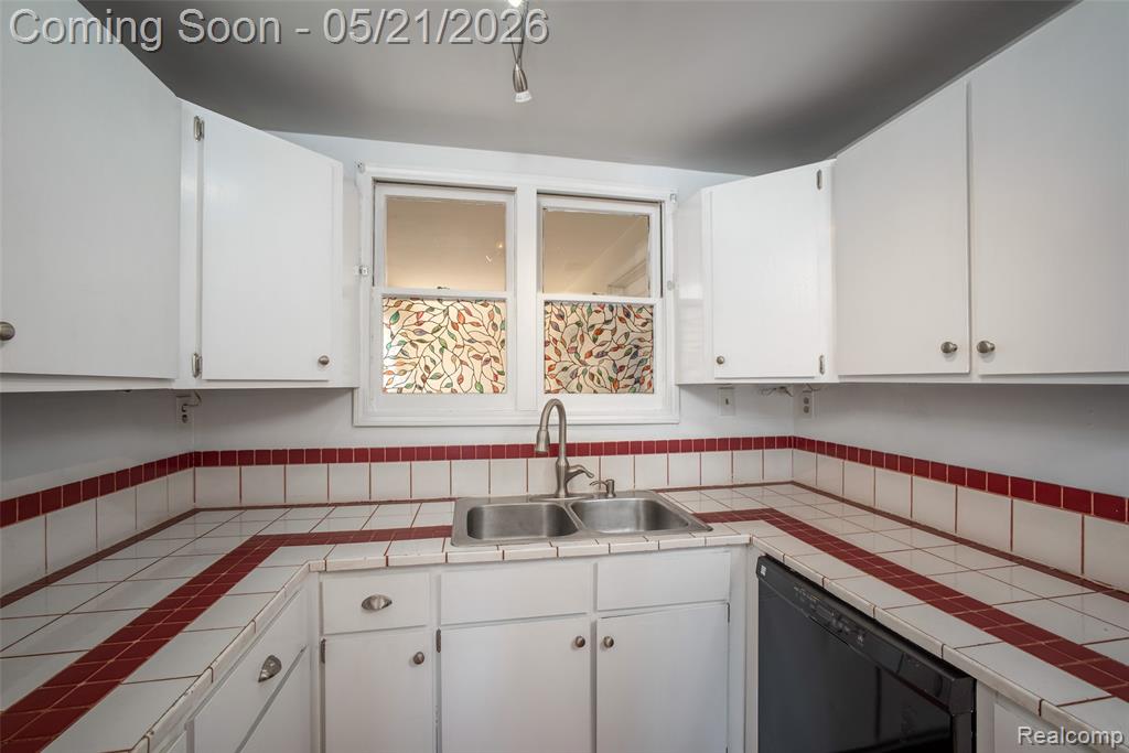 420 Wellsboro Street, Walled Lake, MI 48390 — Photo 15