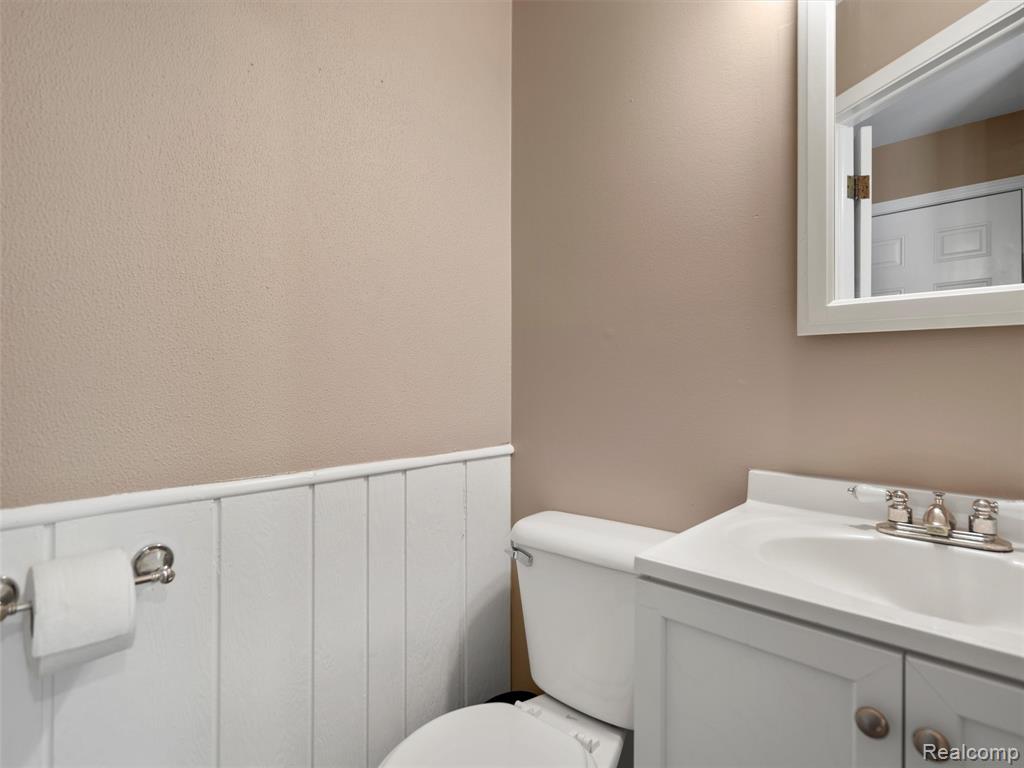 970 Golfview Drive, Lake Orion, MI 48362 — Photo 23