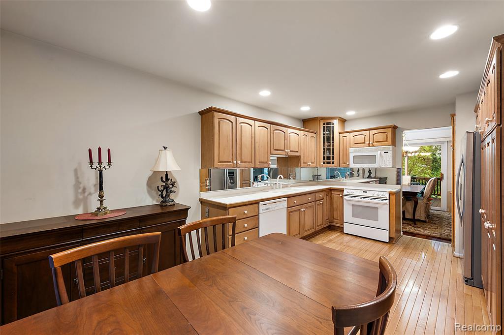 968 Golfview Court, Rochester Hills, MI 48307 — Photo 8