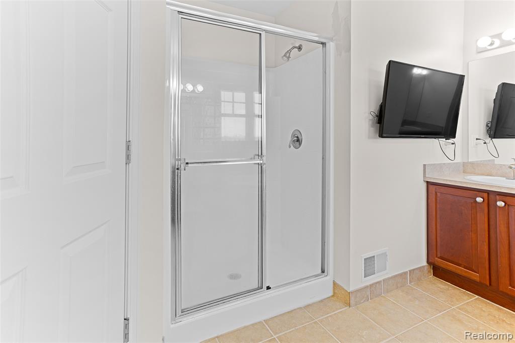 208 Amys Walk, Auburn Hills, MI 48326 — Photo 24