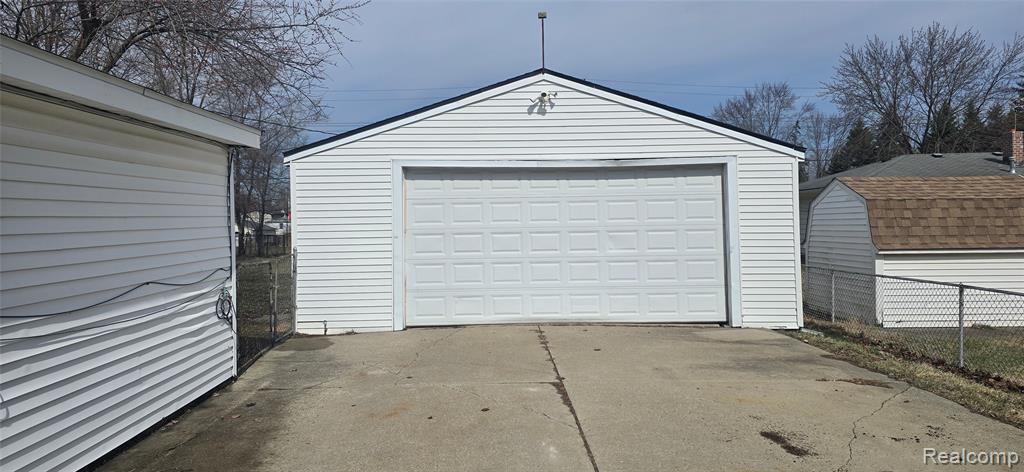 639 E Columbia Avenue, Pontiac, MI 48340 — Photo 2